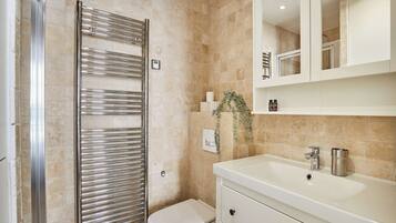 Appartement | Salle de bain | Sèche-cheveux, savon, shampoing