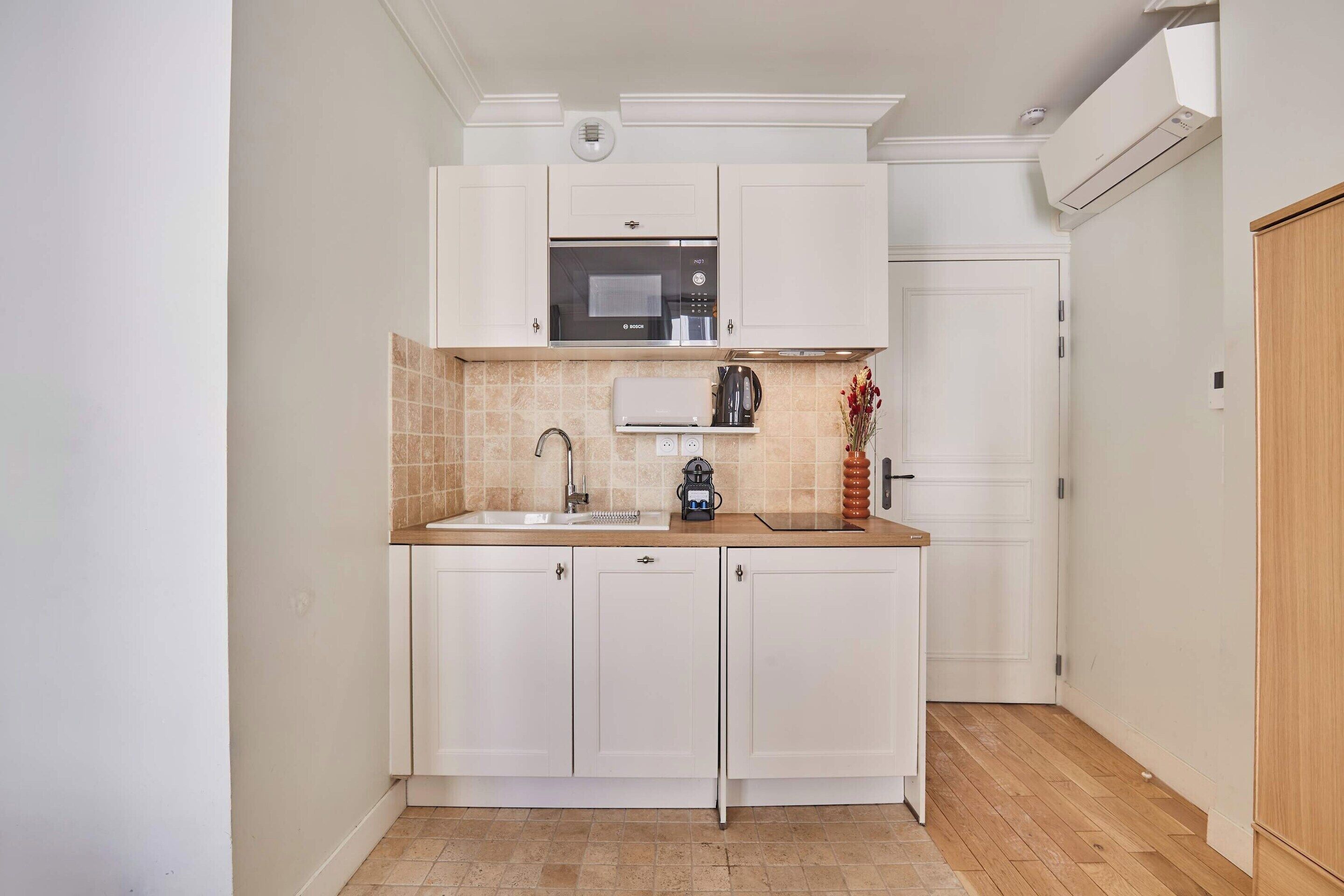 Apartament | Cuina privada | Frigorífic, microones, rentaplats i cafetera i tetera 