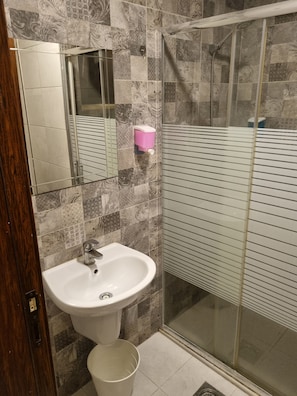 Apartment, 2 Bedrooms, Accessible, Smoking | Bathroom
