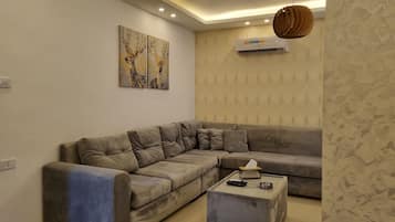 Apartment, 2 Bedrooms, Accessible, Smoking | Living room