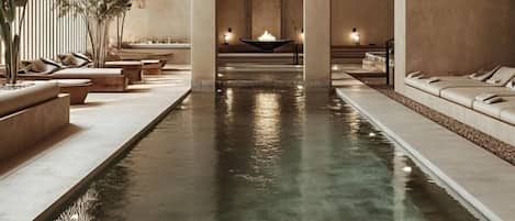 من حمّامات السباحة المغطاة