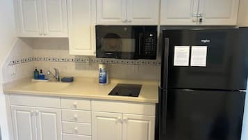 Kylskåp, mikrovågsugn, spishäll och kaffe- och tebryggare
