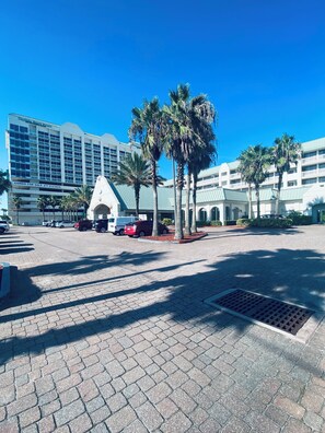Property grounds - Coastal Waves Ocean View Studio condo (Daytona Beach)