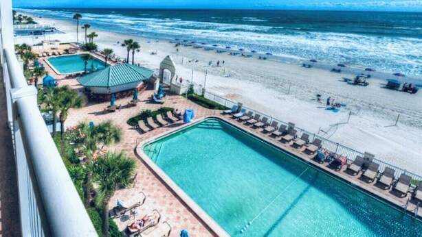 Pool - Coastal Waves Ocean View Studio condo (Daytona Beach)