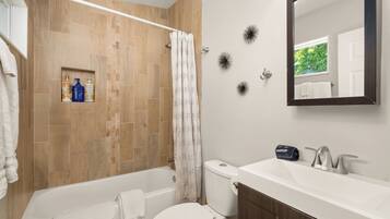 Suihku, hiustenkuivaaja, pyyhkeet