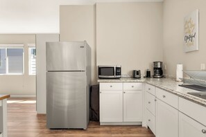 Refrigerador, microondas, utensilios de cocina y comedor