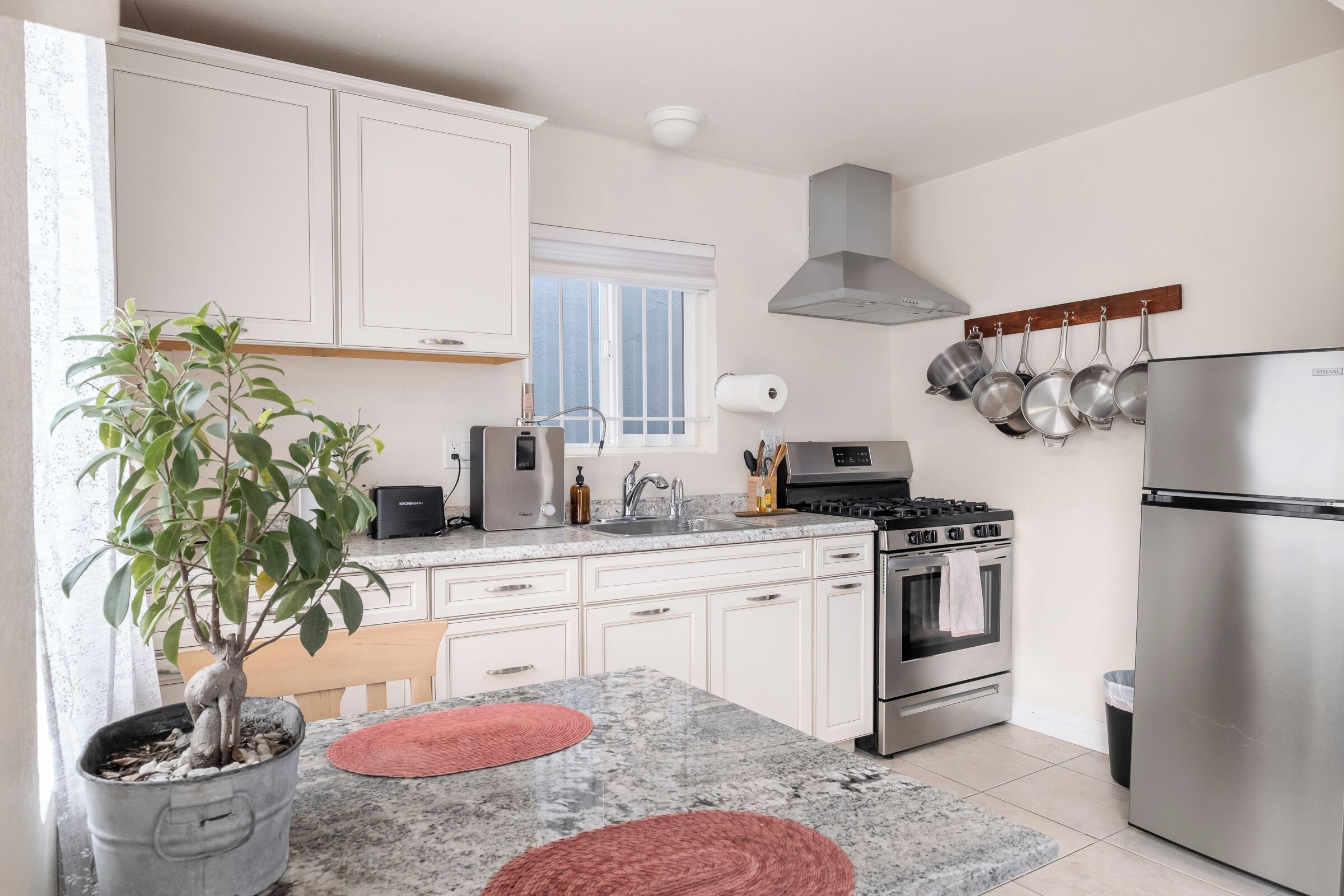 Kjøleskap, ovn, kokeplater og kaffetrakter/tekoker