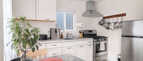 Fridge, oven, stovetop, coffee/tea maker