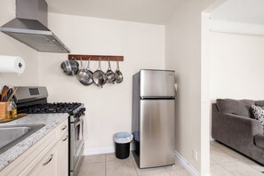 Kühlschrank, Ofen, Herdplatte, Wasserkocher mit Kaffee-/Teezubehör