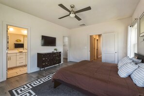 2 bedrooms, desk, iron/ironing board, free WiFi