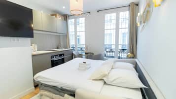 Espacio para trabajar con laptop y tabla de planchar con plancha