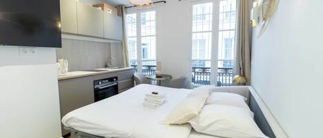 Appartement | Een laptopwerkplek, een strijkplank/strijkijzer, beddengoed