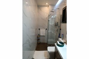 Dusche, Handtücher, Seife, Toilettenpapier