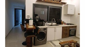 Private kitchen - Aviya - Furnished studio with bedroom and living room (Dakar)