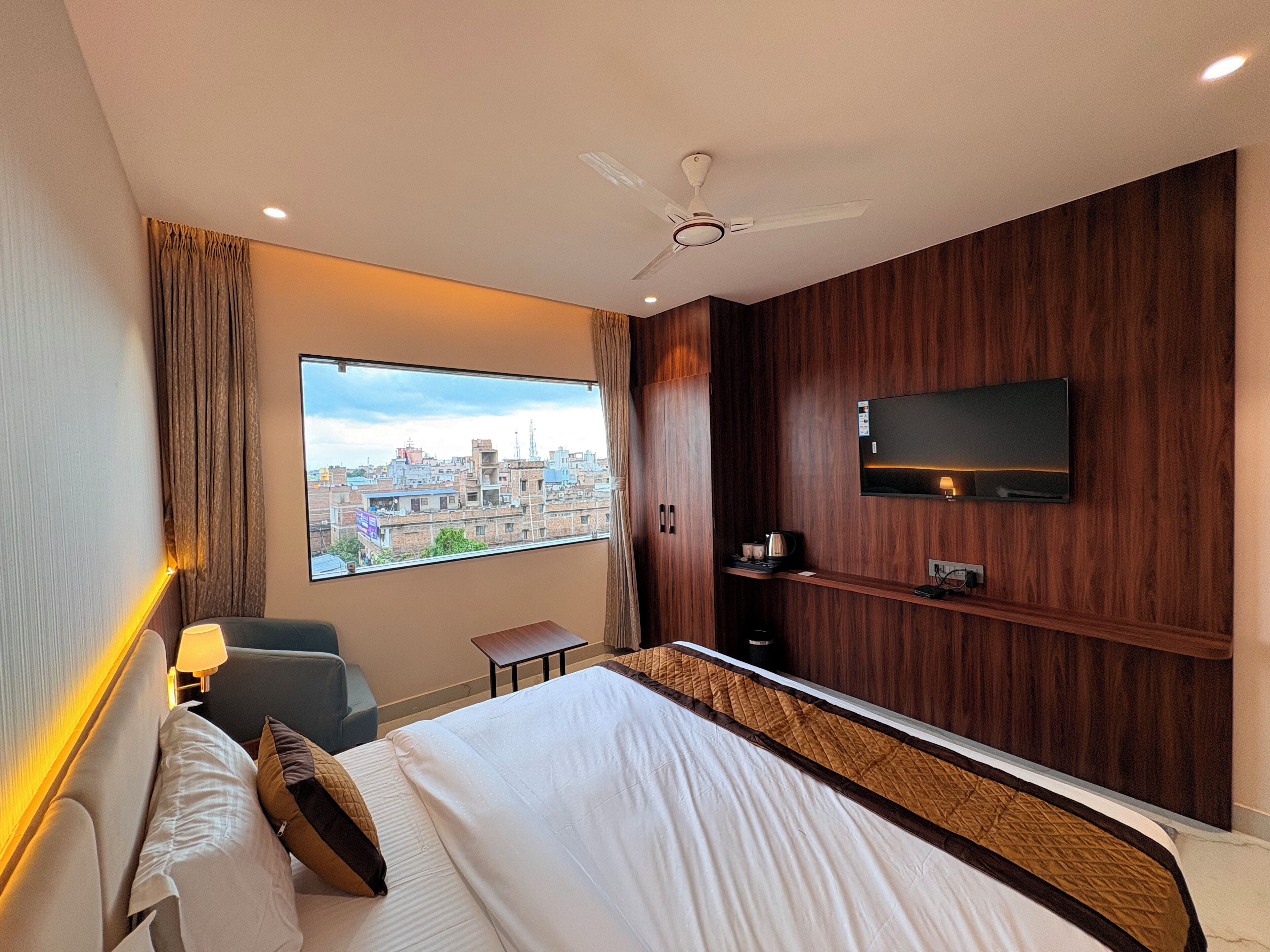 Phòng đôi Deluxe | Bàn, khu vực làm việc phù hợp cho laptop, màn/rèm cản sáng 