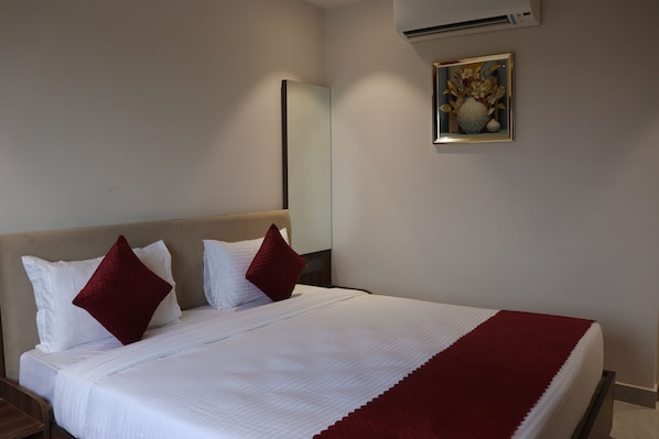 Deluxe Double Room | Desk, laptop workspace, blackout drapes, iron/ironing board