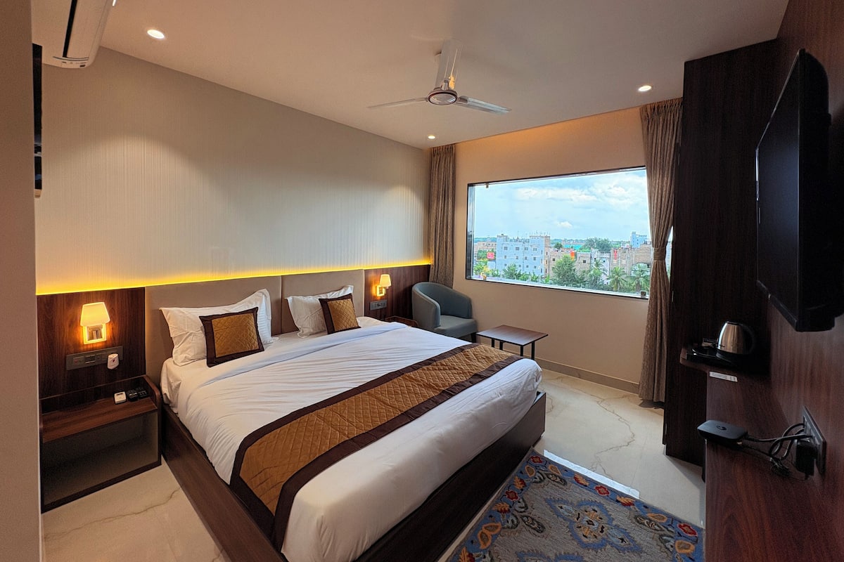 Deluxe Double Room | Desk, laptop workspace, blackout drapes, iron/ironing board