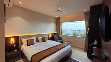 Deluxe Double Room | Desk, laptop workspace, blackout curtains, iron/ironing board