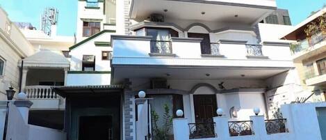 Fachada de la propiedad