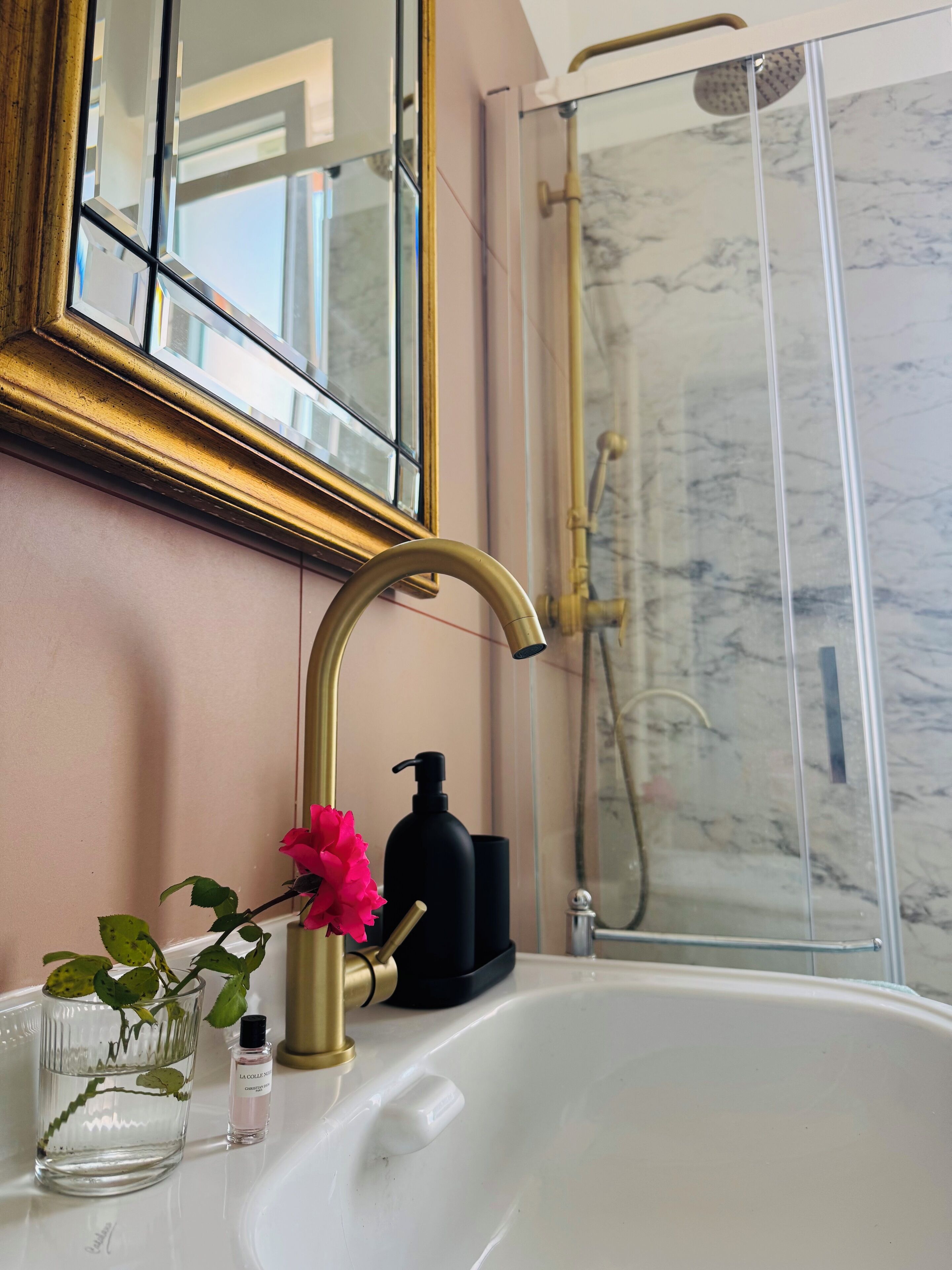 Douche, sèche-cheveux, bidet, serviettes fournies