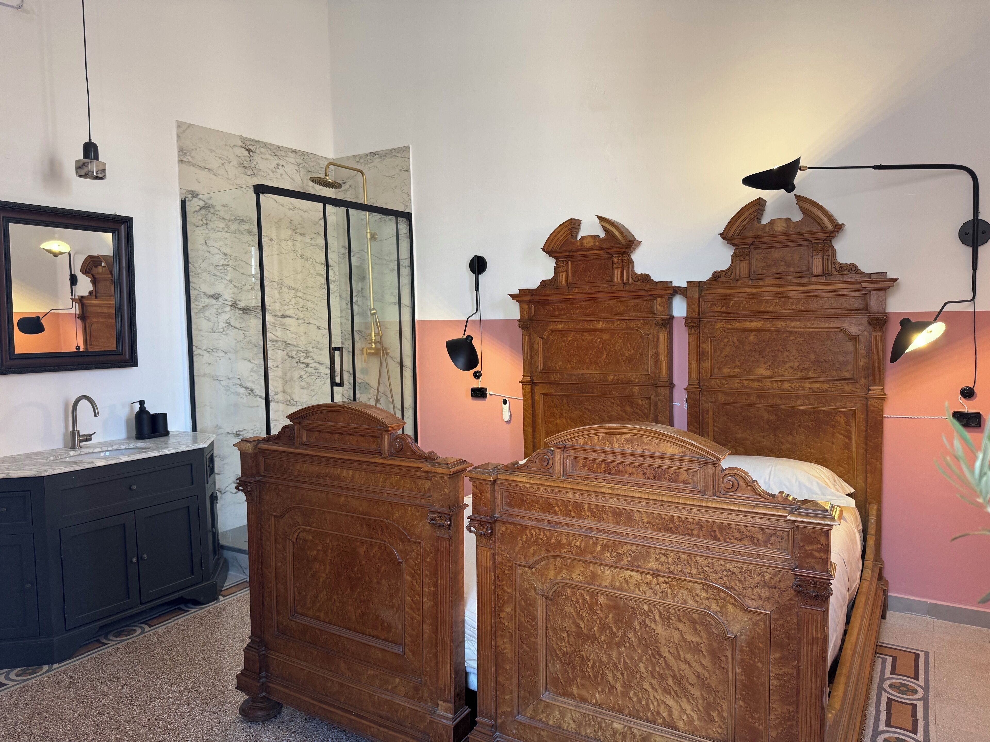 Dusj, hårføner, bidé og håndklær