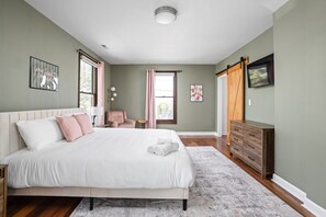 2 habitaciones, escritorio y tabla de planchar con plancha 