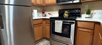 * NEW * 4BR Retreat | Heart of Campus w/ Parking