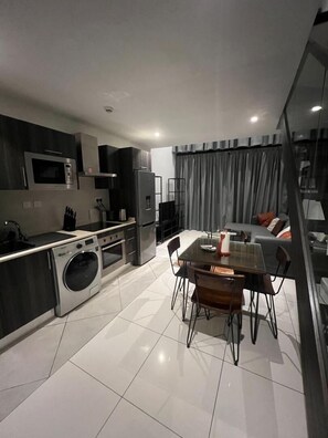 Suíte estúdio superluxo, sacada, vista para o jardim | Cozinha privada | Frigobar, micro-ondas, fogão, cooktop