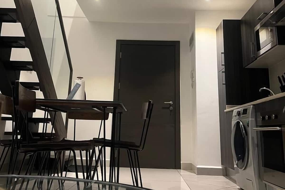 Căn hộ Cao cấp, 1 phòng ngủ, không hút thuốc, quang cảnh hồ bơi | Trang trí khác biệt, trang bị nội thất với thiết kế riêng biệt, bàn