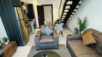 Luxury Apartment, 1 Bedroom, Non Smoking, Pool View | In-room dining