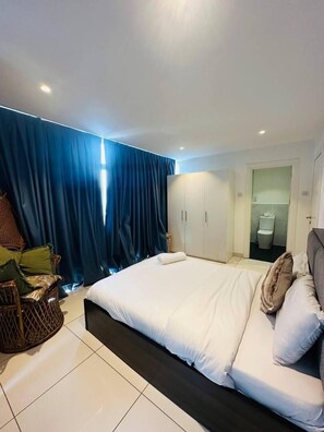 Studio Suite Cao cấp, ban công, quang cảnh vườn | Trang trí khác biệt, trang bị nội thất với thiết kế riêng biệt, bàn 