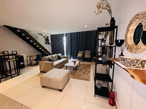 Luxe appartement, 1 slaapkamer, niet-roken, uitzicht op zwembad | Woonruimte | Een open haard