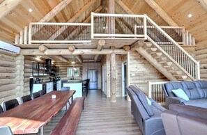TV, stereo - Spa, Game Room, Absolute Comfort | Le Commandant (Saint-Philémon)