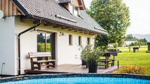 A house with a swimming pool, a bench, and a table outside. - Wellness chalupa Šindelka (Pardubický kraj)