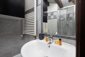 Dusche, Haartrockner, Bidet, Handtücher