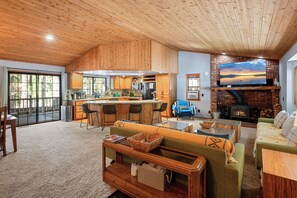 Casa Prestigio, 3 habitaciones, hidromasaje, vista a la montaña | Sala de estar | Smart TV de 55 pulgadas con canales digitales y tenis de mesa 