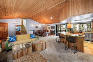 Casa Prestigio, 3 habitaciones, hidromasaje, vista a la montaña | Sala de estar | Smart TV de 55 pulgadas con canales digitales y tenis de mesa 