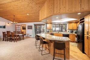 Casa com design assinado, 3 quartos, banheira de imersão, vista para a montanha | Cozinha privada | Geladeira, micro-ondas, fogão, cooktop