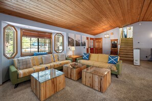 シグネチャー ハウス 3 ベッドルーム スパ浴槽 マウンテンビュー | リビングルーム | 55 インチのスマートテレビ (デジタル放送視聴可)、卓球台、PC モニター