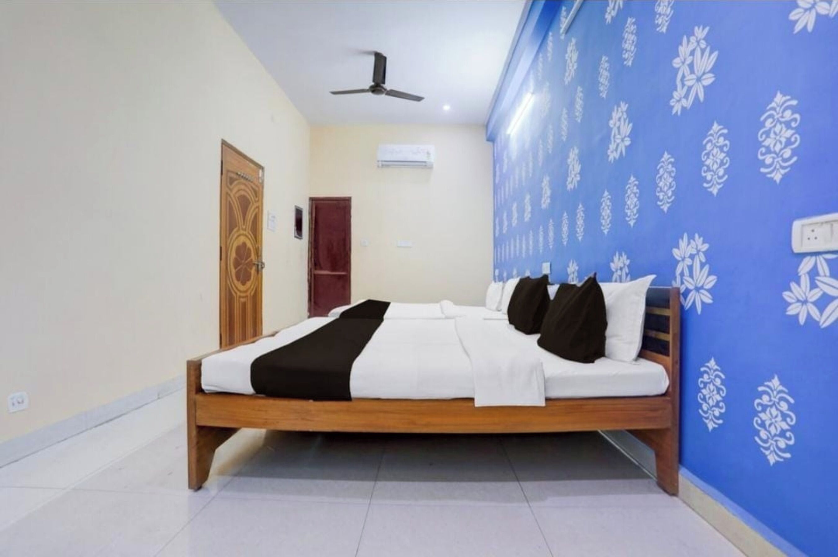 Ropa de cama hipoalergénica, escritorio y sistema de insonorización 