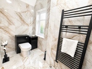 Family Room | Bathroom | Free toiletries, hair dryer, towels, soap - Tree Hotel (Oxford)