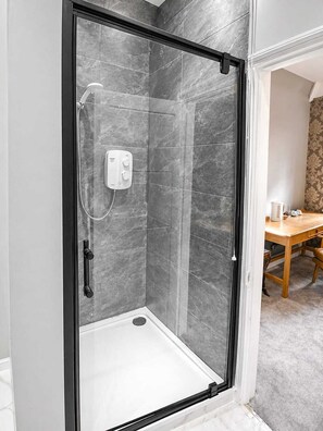 Comfort Double Room | Bathroom | Free toiletries, hair dryer, towels, soap - Tree Hotel (Oxford)