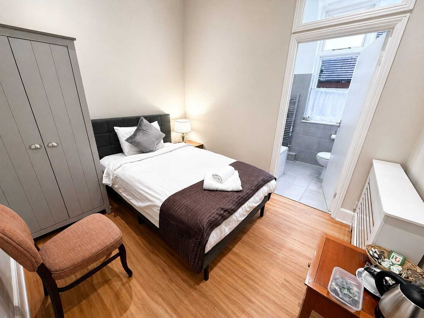 Quarto solteiro conforto, 1 cama de solteiro grande | Cortinas blackout, ferros/tábuas de passar roupa, Wi-Fi de cortesia