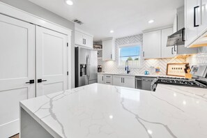 Kylskåp, mikrovågsugn, ugn och spishäll