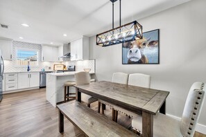 Dining - Destin Harbor Haven sleeps 8, pet friendly, near beach (Destin)