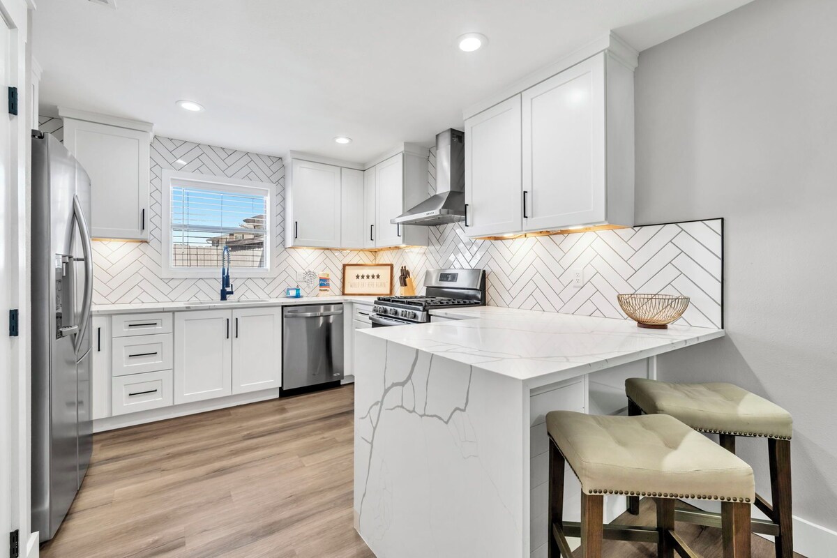Destin Harbor Haven sleeps 8, pet friendly, near beach