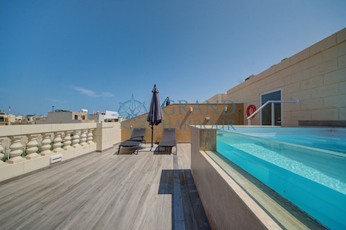 Stylish Village Stay in Ħal Ghaxaq with Rooftop Pool & Views