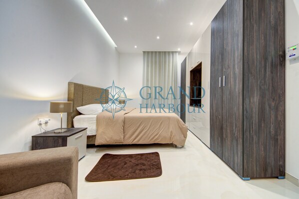3 habitaciones, tabla de planchar con plancha, wifi y ropa de cama