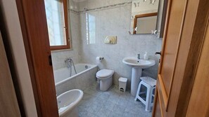 Haartrockner, Bidet, Handtücher, Seife
