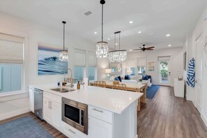 冷蔵庫、電子レンジ、オーブン、コンロ